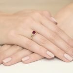 Sokköves gyémánt rubin sárga arany eljegyzési gyűrű 0,029 karát W-0076