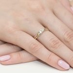 Csavart gyémánt köves sárga arany eljegyzési gyűrű 0,12 karát W-0159