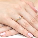 Klasszikus gyémánt köves sárga arany eljegyzési gyűrű 0,15 karát W-0173