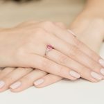 Sokköves gyémánt rubin eljegyzési gyűrű 0,052 karát W-301